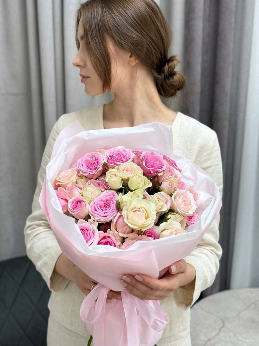 Моно-букет из кустовых роз
